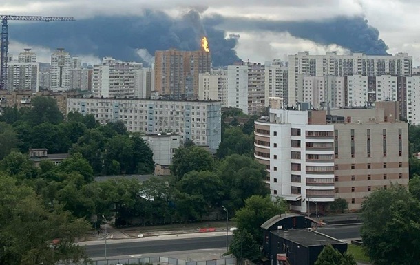 Дрон летить над інфраструктурним об'єктом у Москві під час атаки