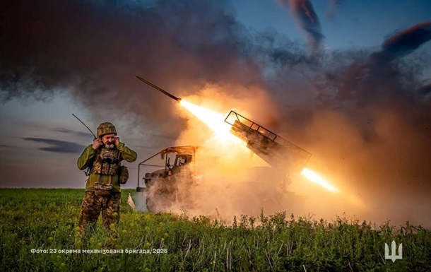 Українські військові на позиції під час активних бойових дій