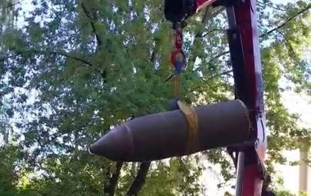 Вилучення бойової частини російської ракети вибухотехніками в Дарницькому районі Києва