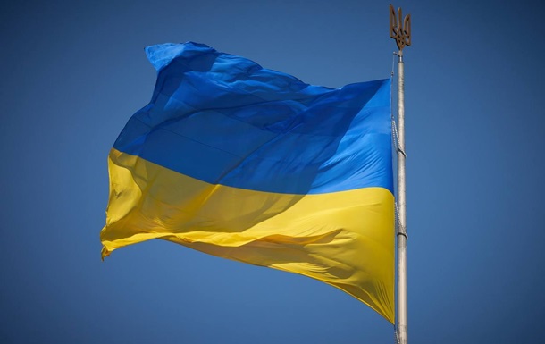 Святкування Дня Конституції України на фоні державного прапора