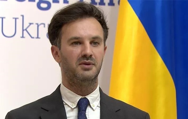 Зруйнована російська військова техніка на полі бою