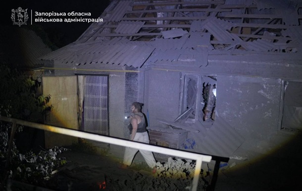 Наслідки російського обстрілу житлових кварталів Запоріжжя