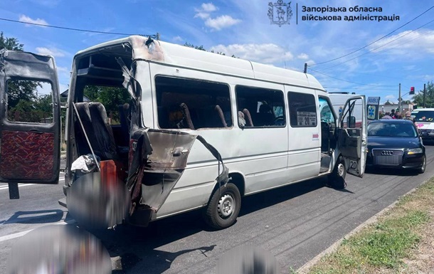 Наслідки російського удару по маршрутці у Запоріжжі