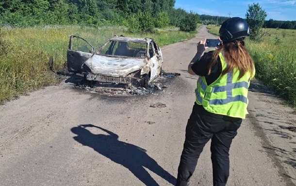 Наслідки атаки російського дрона на цивільний автомобіль на Харківщині