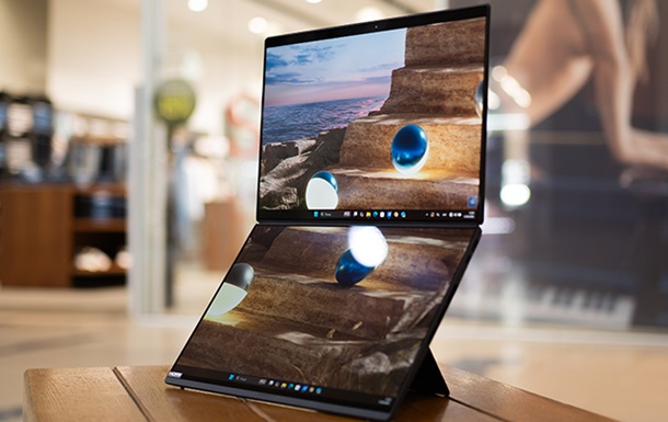 Ноутбук ASUS Zenbook DUO з двома OLED-дисплеями та стилусом на столі
