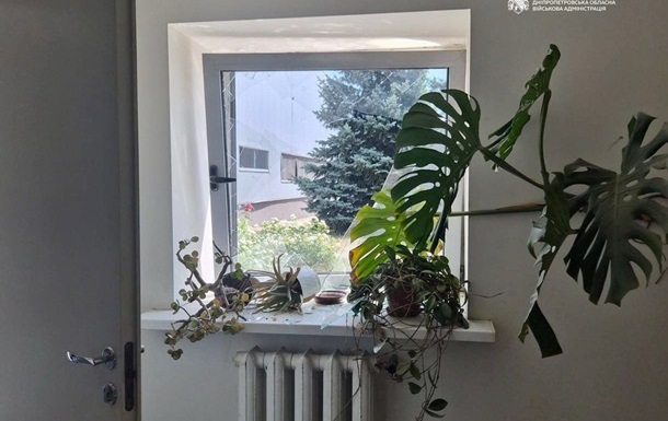 Наслідки ракетного удару по цивільному підприємству у Дніпрі