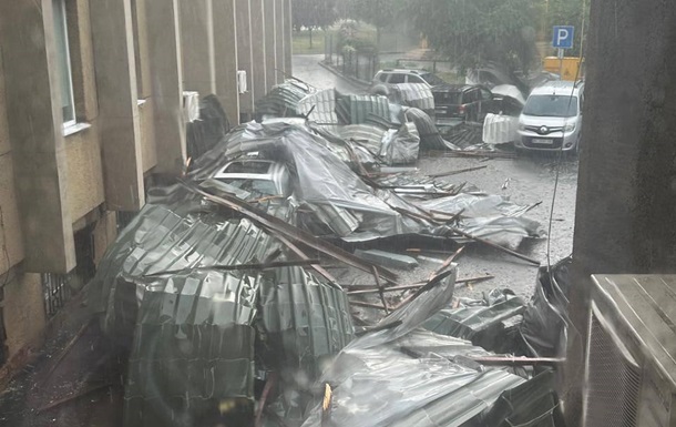 Наслідки буревію у Львові, пошкоджена адміністративна будівля та повалені дерева