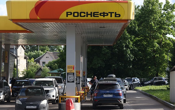 Черги на російських АЗС через дефіцит палива