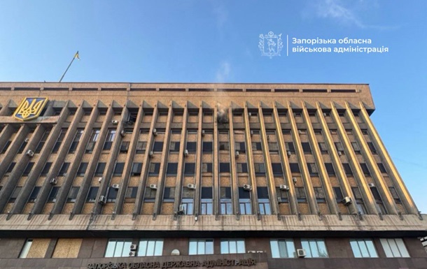 Наслідки атаки російського безпілотника на адміністративну будівлю в Запоріжжі