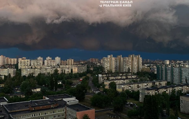 Наслідки негоди у Києві: повалені дерева та гроза