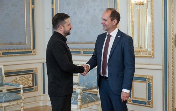 Президент України Володимир Зеленський під час зустрічі з міністром оборони Данії