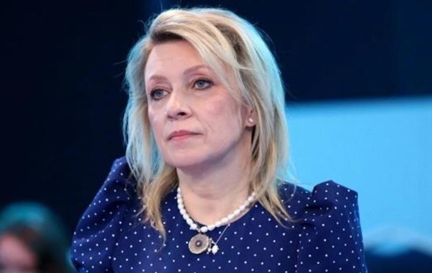 Марія Захарова виступає на прес-брифінгу