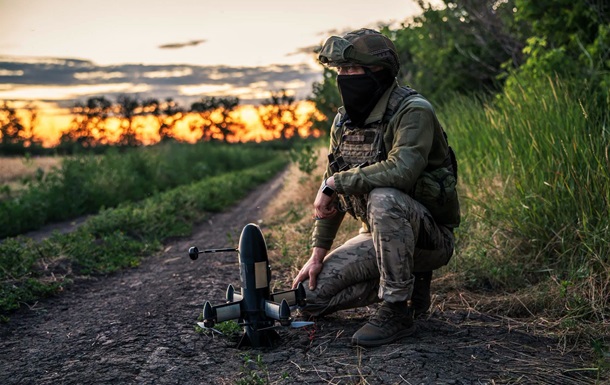 Українські артилеристи ведуть вогонь по позиціях окупантів на фронті