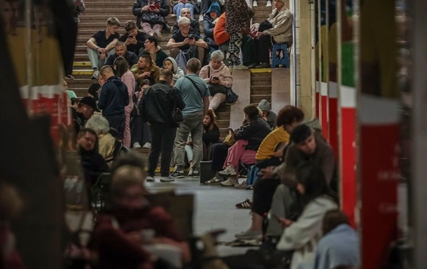 Люди ховаються від повітряної тривоги на станції Київського метрополітену