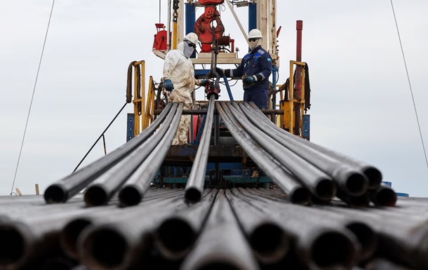 Нафтогазовий комплекс та видобувні вежі