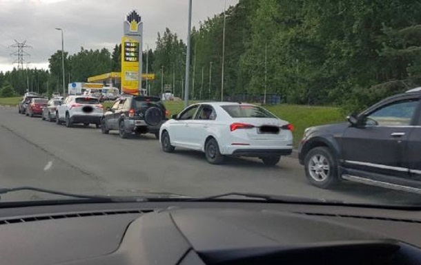 Черга автомобілів на АЗС у Росії