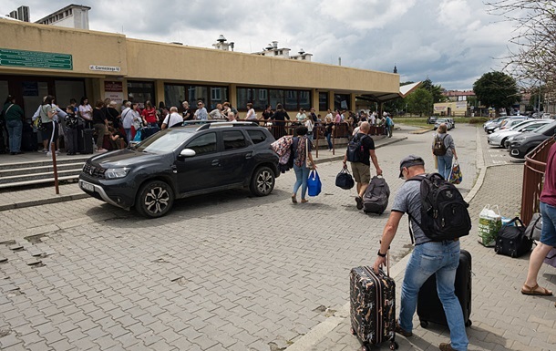Українські біженці в Європі під час процедури оформлення документів