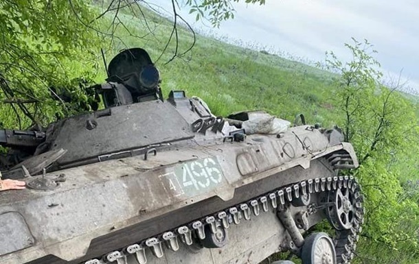 Українські воїни на позиції на фоні знищеної техніки ворога