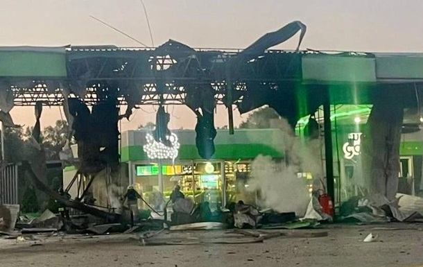 Наслідки російського удару по АЗС на Дніпропетровщині