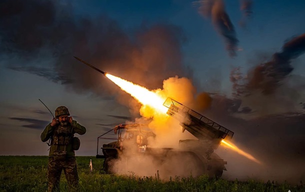 Українські артилеристи ведуть вогонь по позиціях ворога