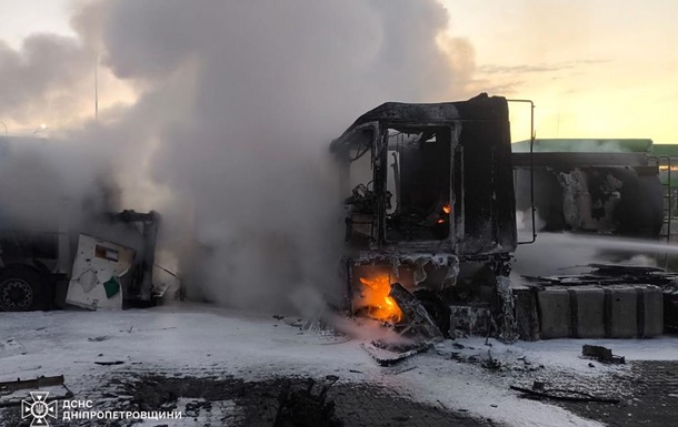 Наслідки російського удару по АЗС на Дніпропетровщині