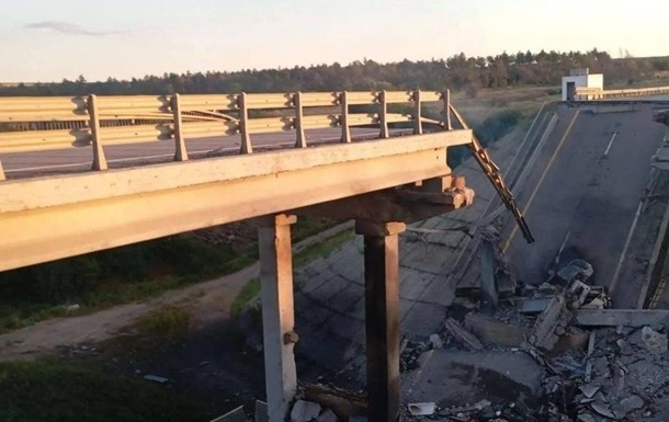 Зруйнований міст на трасі Донецьк-Маріуполь внаслідок бойових дій