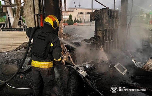 Наслідки російського удару по автозаправній станції у прифронтовому регіоні