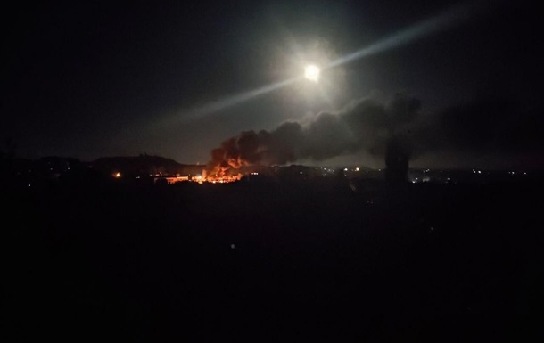 Знищена вантажна техніка після удару ЗСУ у Донецьку