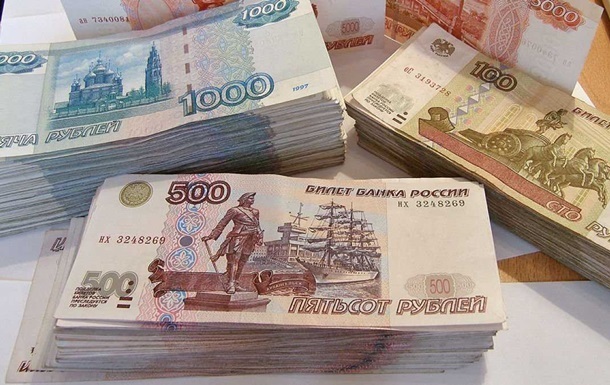 Російські рублі та банківські картки як символ фінансової нестабільності РФ