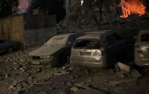Наслідки ракетного удару по житловому будинку в Києві