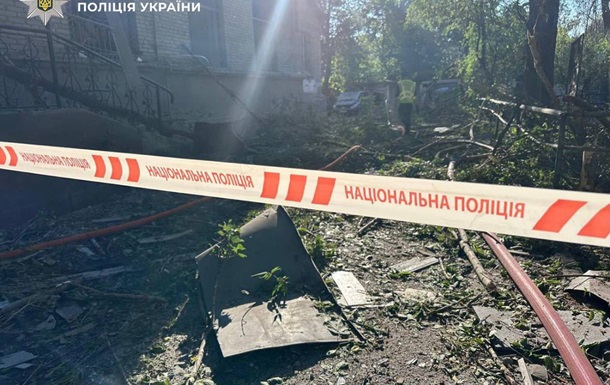 Наслідки нічного ракетного удару РФ по житловому будинку у Києві