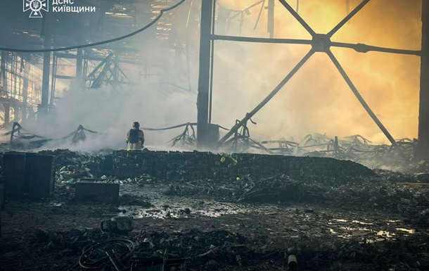 Робота рятувальників на місці влучання уламків ворожих ракет на Київщині