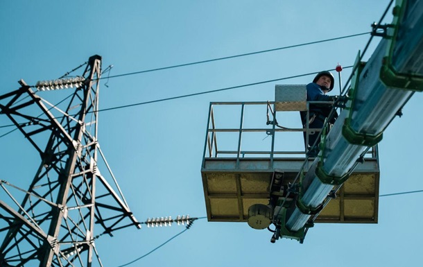 Робота енергетиків на місці пошкодження електромереж