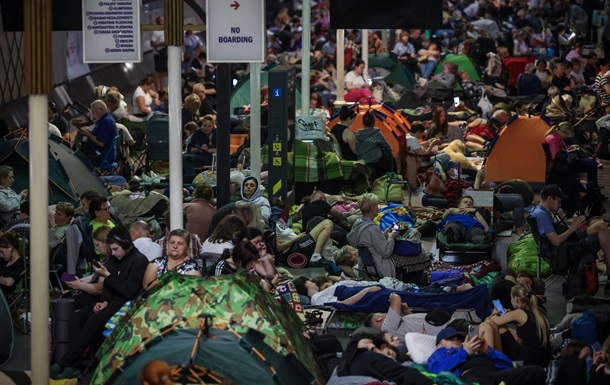 Кияни ховаються на станції метро під час масованого ракетного обстрілу
