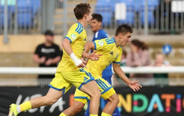 Юніорська збірна України U-19 святкує перемогу над Сербією