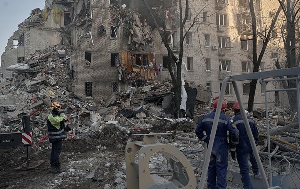 Рятувальники розбирають завали зруйнованого будинку в Дарницькому районі Києва