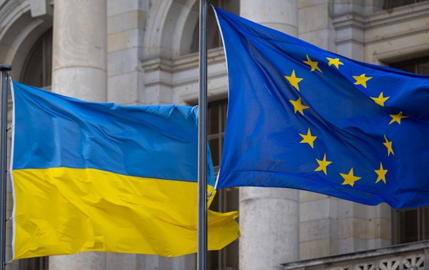 Прапор Європейського Союзу та України на фоні будівлі Єврокомісії