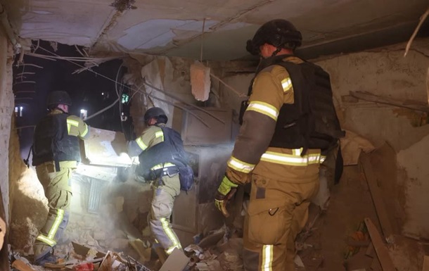 Рятувальники розбирають завали багатоповерхівки після авіаудару РФ