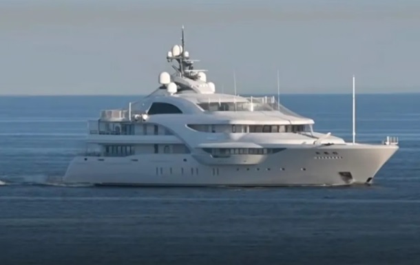 Суперяхта Graceful під охороною російських військових кораблів