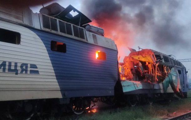 Пошкоджений російським дроном локомотив української залізниці