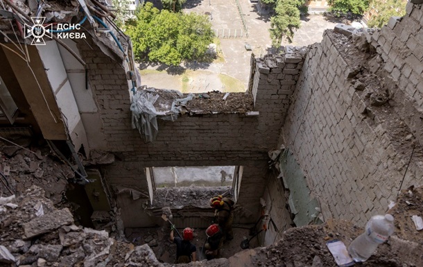 Наслідки ракетного удару по житловому будинку у Дарницькому районі Києва