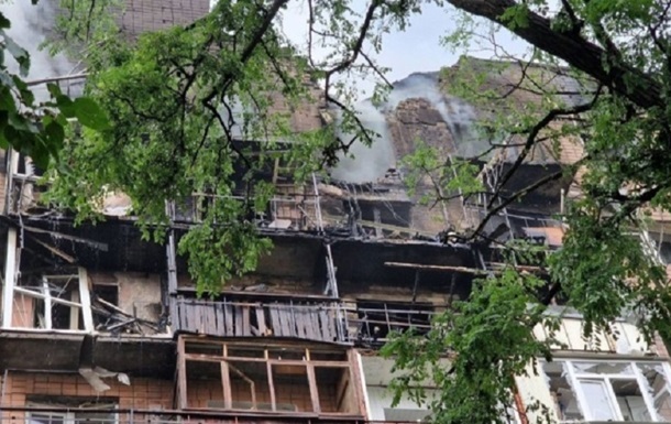 Наслідки російського обстрілу житлового кварталу Харкова