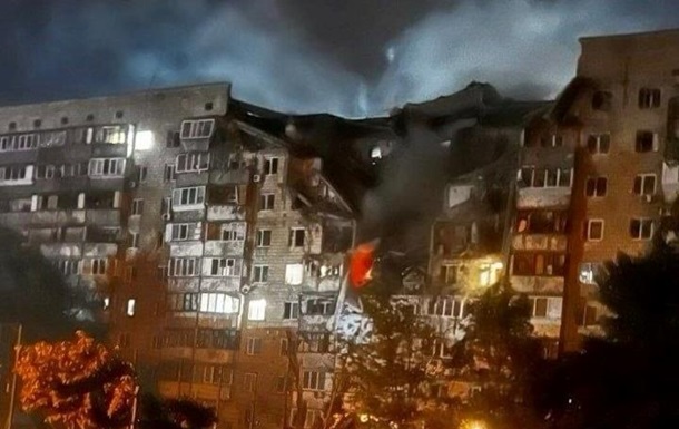 Наслідки ракетного удару по житловому будинку у Києві
