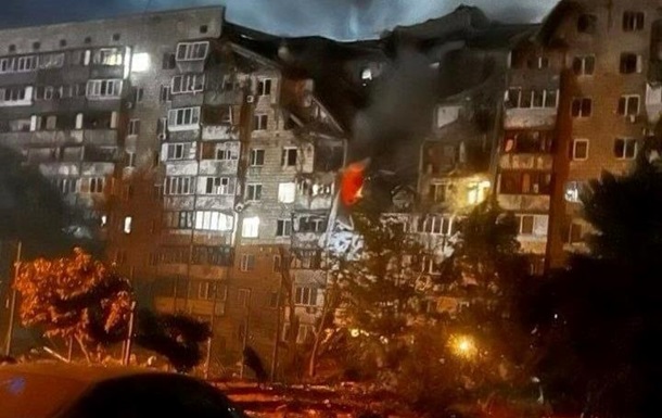 Наслідки ракетного удару по житловому будинку у Києві