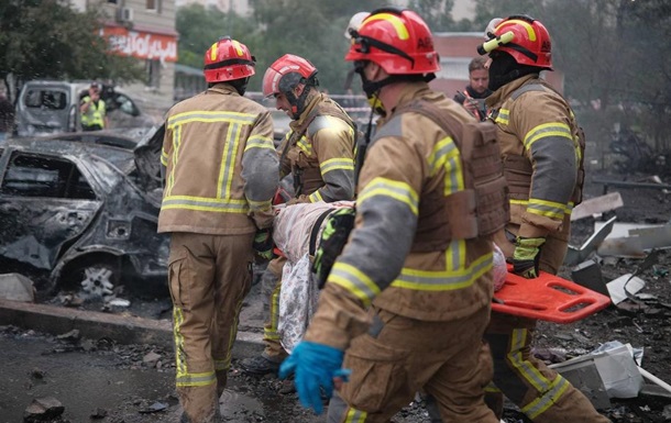 Рятувальники розбирають завали після ракетного удару по Києву