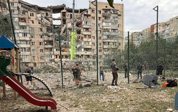Наслідки ракетного удару по житлових будинках у Києві