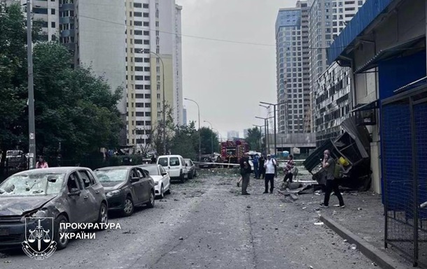 Робота рятувальників на місці влучання ворожої ракети в Києві