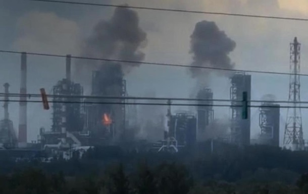 Пожежа на російському нафтопереробному заводі після атаки дронів