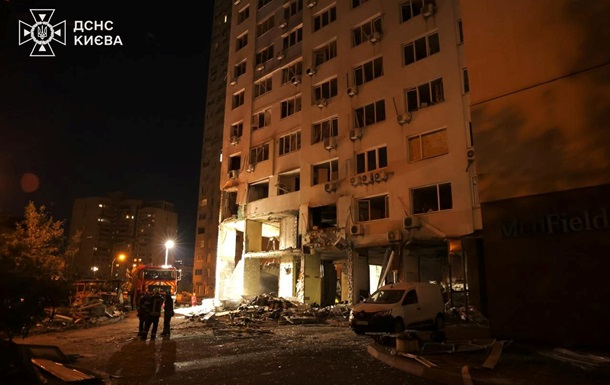 Наслідки ракетного удару по житловому будинку у Дарницькому районі Києва