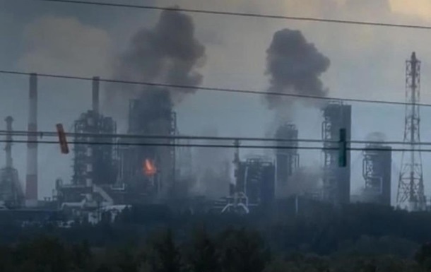 Палаючий російський НПЗ після атаки українських дронів